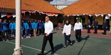 Ferry Irawan menerima remisi saat upacara kemerdekaan di dalam Lapas Kediri. Foto: Bacaini/AK.Jatmiko