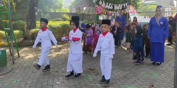 Anak PAUD Taman Ceria yang jadi petugas pengibar bendera. Foto: Bacaini/AK.Jatmiko