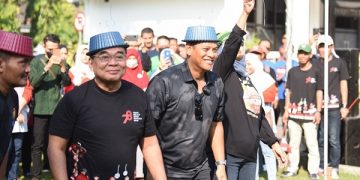 Wali Kota Kediri bersama Sekda Kota Kediri mengikuti lomba agustusan KORPRI Kota Kediri. Foto: Ist