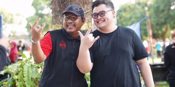 Mas Dhito dan Afandi, pegawai yang menirukan gayanya saat sidak. Foto: Ist