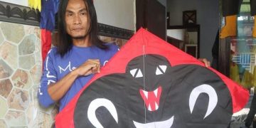 Fery Riyanto menunjukkan salah satu layangan karakter buatannya. Foto: Bacaini/Setiawan