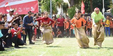 Wali Kota Kediri semangati anak-anak peserta lomba balap karung. Foto: Ist