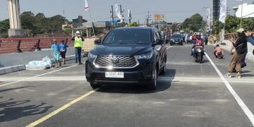 Kendaraan roda dua dan empat yang melintas di Jembatan Alun-alun Bandar hari ini. Foto: Bacaini/AK.Jatmiko
