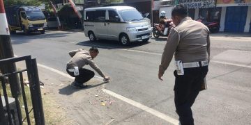 Petugas kepolisian melakukan olah TKP kecelakaan. Foto: Bacaini/Syailendra