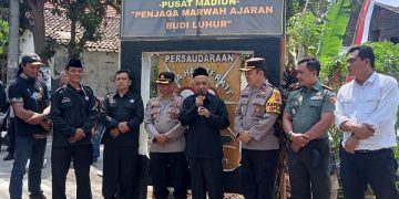 Prosesi penertiban tugu PSHT di Dusun Lebak Tumpang. Foto: Bacaini