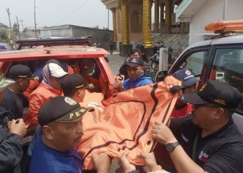 Proses evakuasi jasad mahasiswa UB Malang yang meninggal dunia dalam pendakian di Gunung Arjuna. Foto: Ist