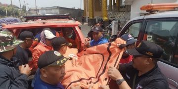 Proses evakuasi jasad mahasiswa UB Malang yang meninggal dunia dalam pendakian di Gunung Arjuna. Foto: Ist
