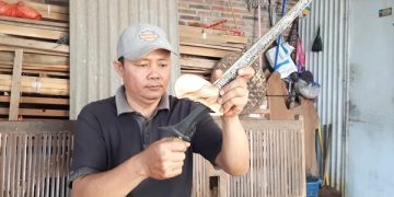 Supendik menunjukkan salah satu warangka keris buatannya. Foto: Bacaini/Aby