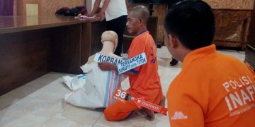 Totok memperagakan saat memasukkan korban ke dalam karung. Foto: Bacaini/Wahyu