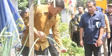 Wali Kota Kediri mengecek air di salah satu rumah warga. Foto: Ist