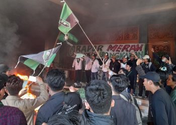 Massa HMI Segel Kantor Pemkab Bangkalan