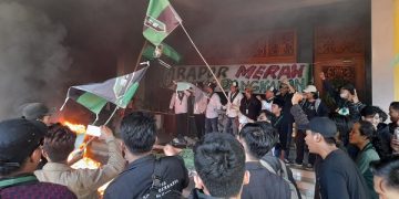 Massa HMI Bangkalan segel Kantor Pemkab Bangkalan. Foto: Bacaini/Rusdi