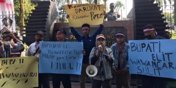 Aksi Wartawan Blitar Raya di depan Pendopo Ronggo Hadi Negoro. Foto: Bacaini/Aziz