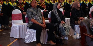 Kedua orang tua Roy duduk diantara para wisudawan. Foto: UMM