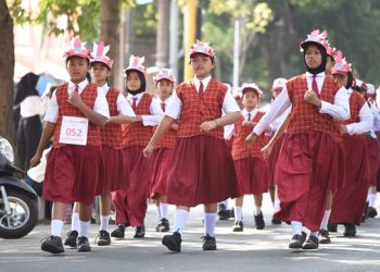 Wali Kota Kediri Berangkatkan Gerak Jalan Karakter SD dan SMP