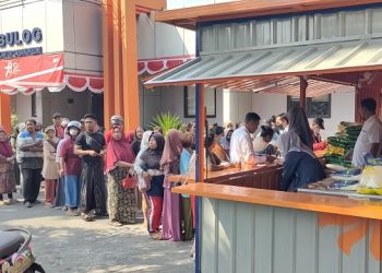 Beras Mahal, Ratusan Lansia dan Ibu-ibu Ikut Antre Sembako Murah