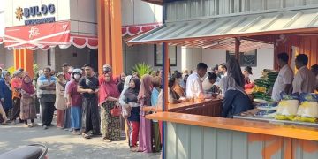 Antrean pembeli sembako murah di Kantor Bulog Cabang Kediri. Foto: Bacaini/AK.Jatmiko