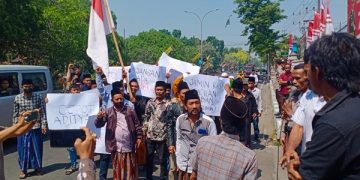 Aksi unjuk rasa di depan Kantor Kejari Bangkalan. Foto: Bacaini/Rusdi