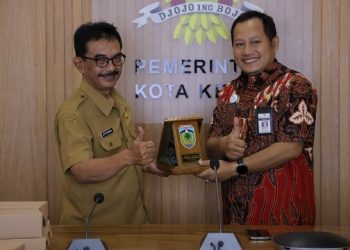 Apip Permana bersama Muslichan di Ruang Command Center Balaikota Kediri. Foto: Ist