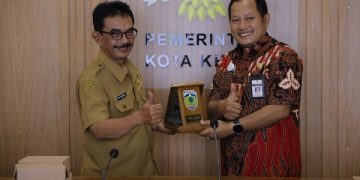 Apip Permana bersama Muslichan di Ruang Command Center Balaikota Kediri. Foto: Ist