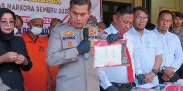 Kapolres Nganjuk, AKBP Muhammad menunjukkan barang bukti pil dobel L yang berhasil diamankan. Foto: Bacaini/Asep Bahar