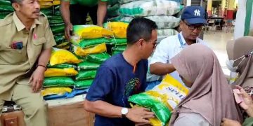 Ibu-ibu membeli beras harga murah di Kecamatan Pagu, Kabupaten Kediri. Foto: Bacaini/AK.Jatmiko