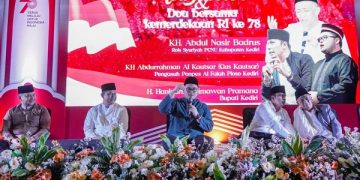 Mas Dhito pada Istighosah dan doa bersama di Masjid Agung An-Nur Pare. Foto: Ist