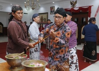Prosesi penjamasan pusaka milik Kabupaten Trenggalek. Foto: Bacaini/Aby