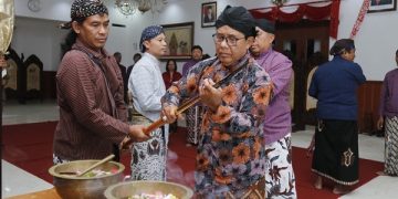 Prosesi penjamasan pusaka milik Kabupaten Trenggalek. Foto: Bacaini/Aby