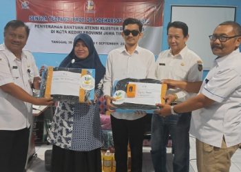 Penyerahan bantuan atensi bagi penyandang disabilitas di Kota Kediri. Foto: Ist