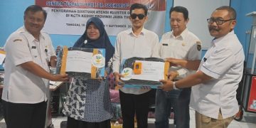 Penyerahan bantuan atensi bagi penyandang disabilitas di Kota Kediri. Foto: Ist