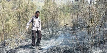 Polisi di lokasi kebakaran hutan Lereng Gunung Arjuno. Foto: Polres Malang