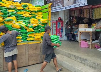 Tekan Harga Beras, Bulog Kediri Salurkan Beras SPHP ke Pasar Tradisional