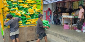 Pendistribusian beras SPHP di Pasar Setono Betek Kota Kediri. Foto: Bacaini/AK.Jatmiko
