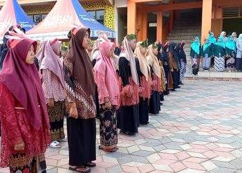 Ratusan Santri Ikuti Upacara Kemerdekaan Tanpa Memakai Sarung