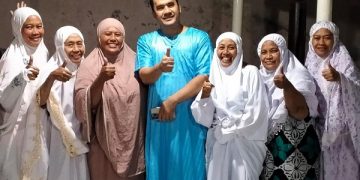 Syaiful Jamil berfoto bareng ibu-ibu di musala Doko Kediri. Foto:istimewa