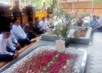Erick Thohir Tahlil di Makam Mbah Hasyim Asy’ari dan Gus Dur, Ngaku Tak Mau Ganggu Cak Imin