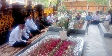 Erick Thohir Tahlil di Makam Mbah Hasyim Asy’ari dan Gus Dur, Ngaku Tak Mau Ganggu Cak Imin