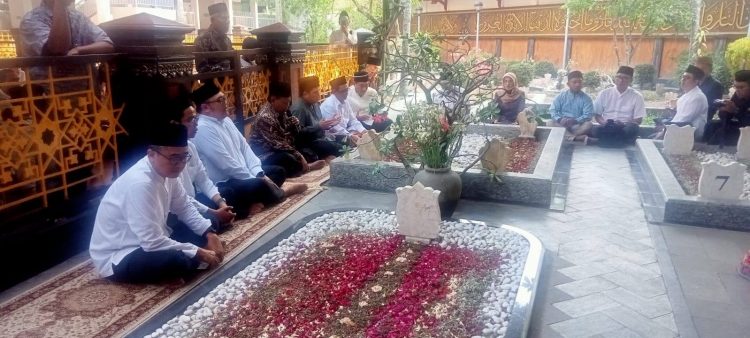 Erick Thohir Tahlil di Makam Mbah Hasyim Asy’ari dan Gus Dur, Ngaku Tak Mau Ganggu Cak Imin