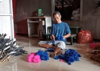 53 Tahun Bertahan, Usaha Kemoceng Bulu Ayam di Kediri Terus Eksis