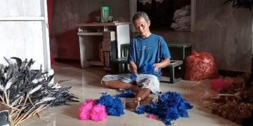 Sumaryoto berkutat dengan kesibukannya memproduksi kemoceng. Foto: Bacaini