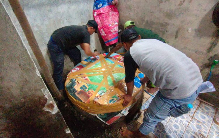 Petugas SPBU Tempurejo Kuras dan Segel 2 Sumur Warga Tercemar Minyak