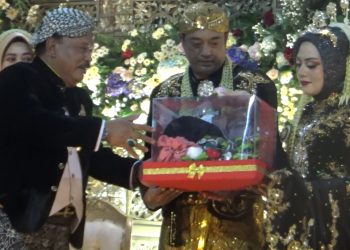 Kado Terakhir Marhaen, 48 Pengantin Nikah Massal di Pendopo Pemkab Nganjuk
