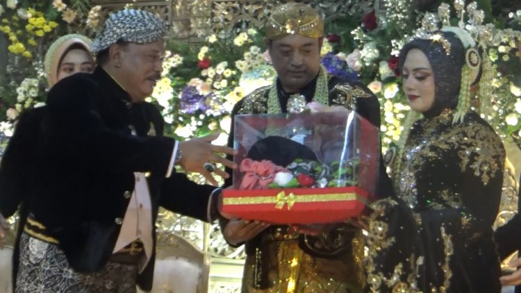 Kado Terakhir Marhaen, 48 Pengantin Nikah Massal di Pendopo Pemkab Nganjuk