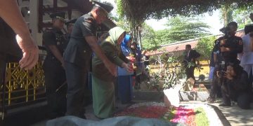 HUT TNI ke-78, Pangdam Brawijaya di Makam Gus Dur Tegaskan Netralitas TNI Harga Mati