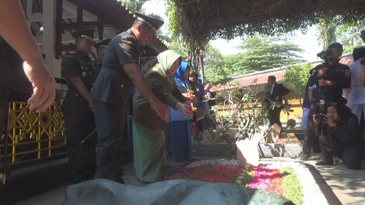 HUT TNI ke-78, Pangdam Brawijaya di Makam Gus Dur Tegaskan Netralitas TNI Harga Mati