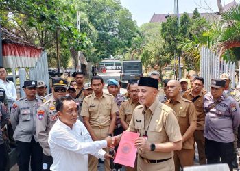 Sehari Bekerja Pj Bupati Bangkalan Madura Ditodong Massa