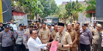 Sehari Bekerja Pj Bupati Bangkalan Madura Ditodong Massa