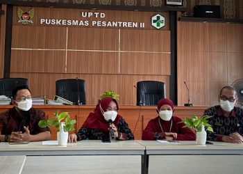 Jajaran UPTD Puskesmas Pesantren memberikan keterangan terkait kematian warga Kota Kediri. Foto:bacaini/AK Jatmiko