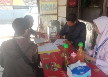 Penyaluran Banmod secara door to door oleh petugas Disperdagin Kota Kediri. Foto: Ist